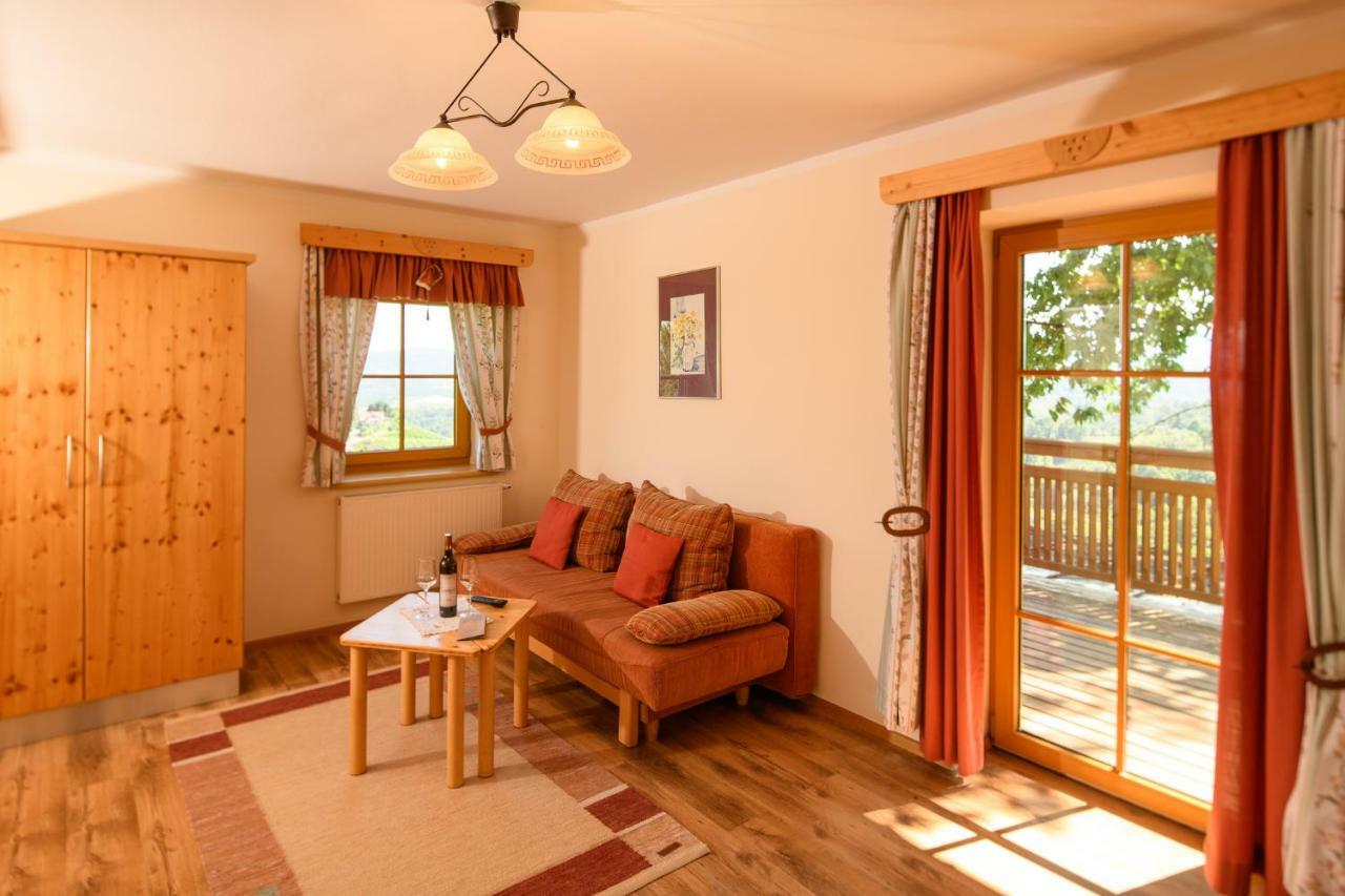 Hotel Familienweingut Oberer Germuth Leutschach Esterno foto